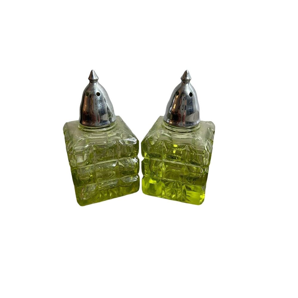 Vintage green Glass Salt and Pepper Shaker Set LE‎ Smith Diamond Cut MCM